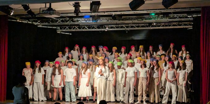 " Unis dans l'aventure" Un spectacle haut en couleurs !